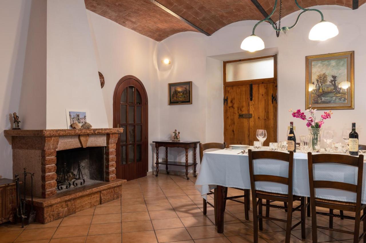 Enchanting Flat With Patio In Abbadia A Isola Monteriggioni Kültér fotó