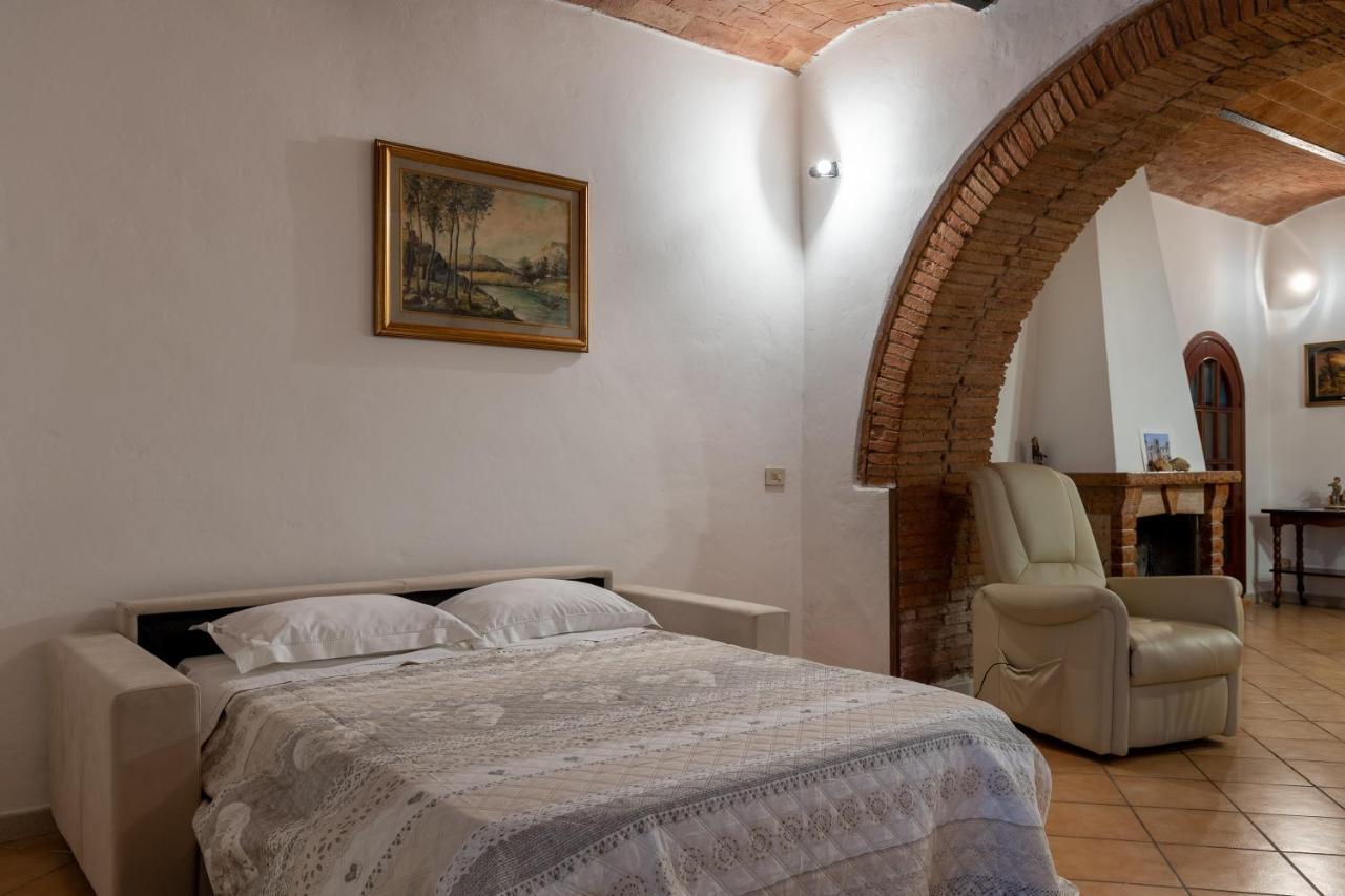 Enchanting Flat With Patio In Abbadia A Isola Monteriggioni Kültér fotó